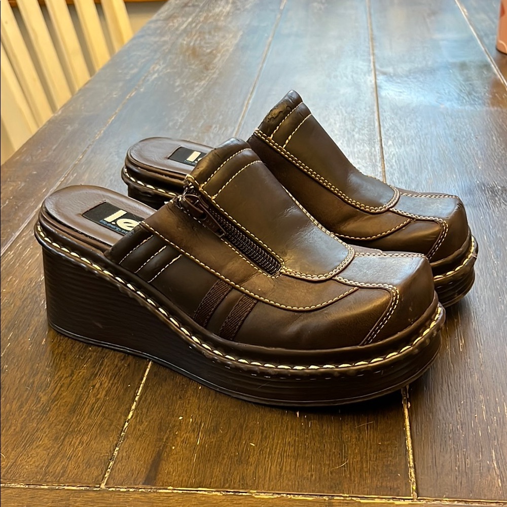 l.e.i. Y2K Brown Zipper Wedge Clogs